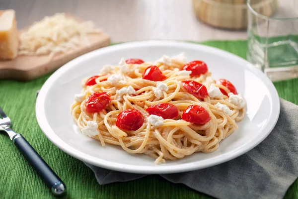 意大利面配樱桃西红柿和意大利乳清干酪 — 图库照片
