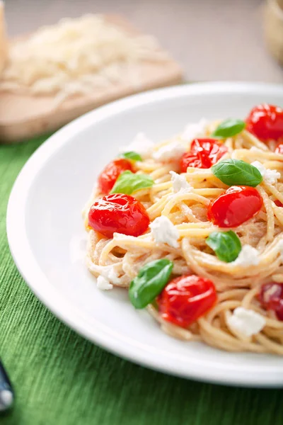 Spaghetti mit Kirschtomaten und Ricotta — Stockfoto