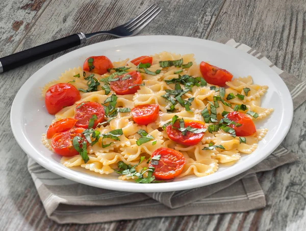 Pasta with fresh tomatoes and basil — Stock Photo, Image