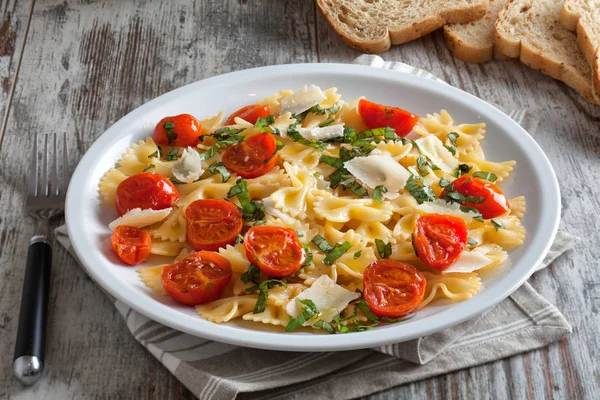 Pasta mit frischen Tomaten und Basilikum — Stockfoto