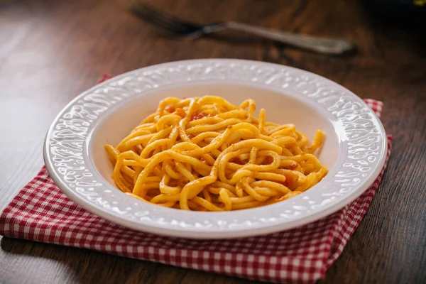 Spaghetti med tomatsås, oliver och mozzarella — Stockfoto