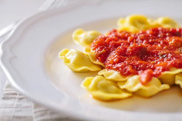 Ravioli z sosem pomidorowym — Zdjęcie stockowe