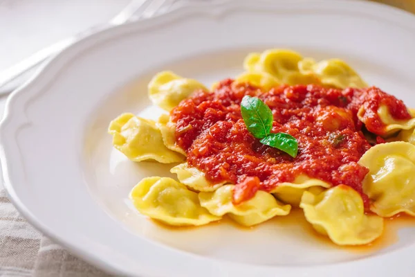 Ravioli med tomatsauce - Stock-foto