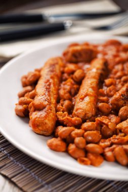 Tabakta sosis ve fasulye