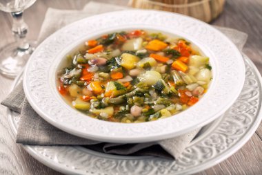 Sebze çorbası tabakta