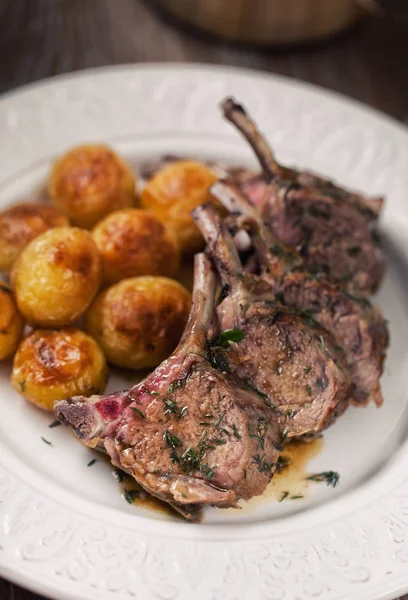 Gegrilde Lamskoteletten Met Aardappelen — Stockfoto