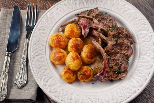 Chuletas Cordero Parrilla Con Patatas —  Fotos de Stock