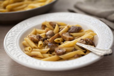 Bir tabak mantarlı makarna