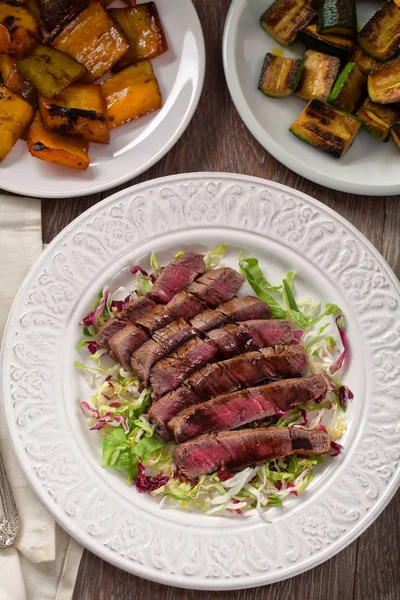 混合サラダと牛肉のフィレ — ストック写真