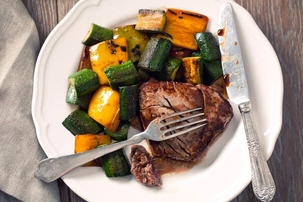 牛フィレ肉と野菜の — ストック写真