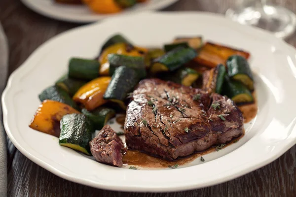 Filé Carne Bovino Com Legumes Mistos — Fotografia de Stock