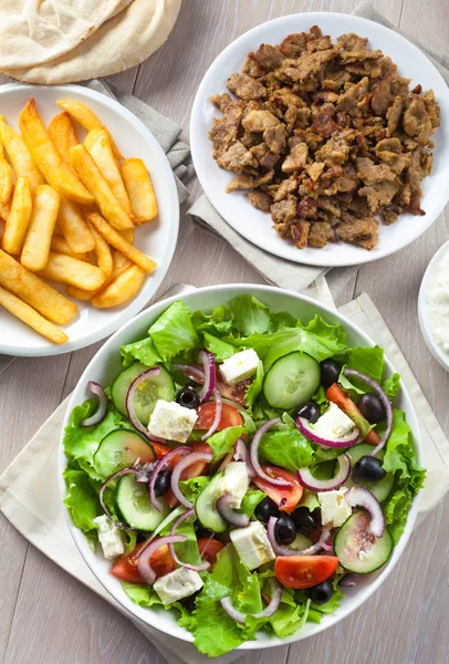 Ensalada Griega Con Gyros Papas Fritas —  Fotos de Stock