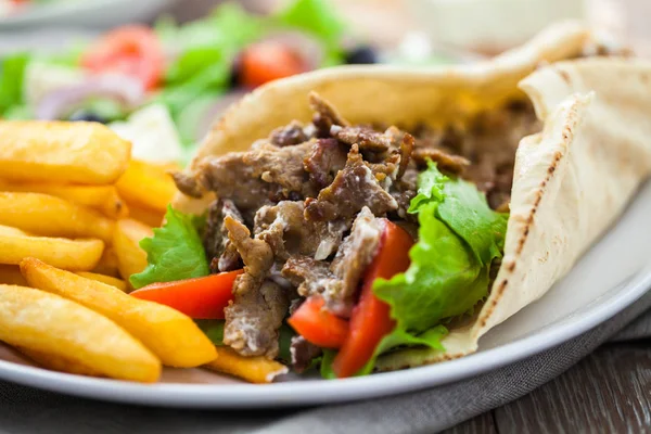 Gyros Griego Con Papas Fritas Ensalada —  Fotos de Stock