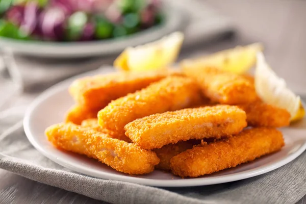 Fiskpinnar Med Sallad — Stockfoto