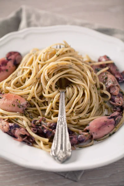 Linguini Aux Fruits Mer Dans Une Assiette — Photo