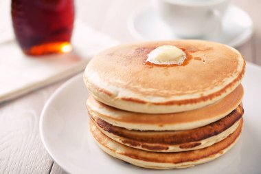 çilek ve akçaağaç şurubu ile Pancakes