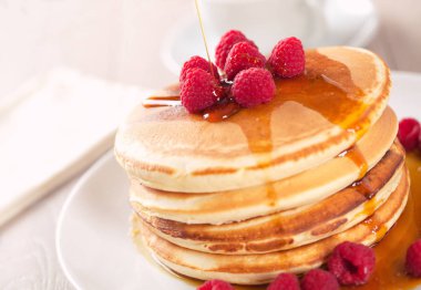 çilek ve akçaağaç şurubu ile Pancakes