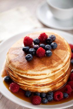 çilek ve akçaağaç şurubu ile Pancakes