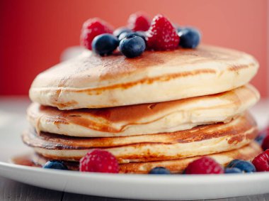 çilek ve akçaağaç şurubu ile Pancakes