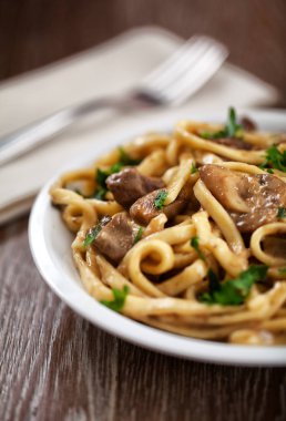 Tabağında mantar olan Tagliatelle.