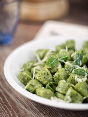 Patates gnocchi adaçayı yağı ile