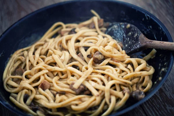 Tagliatelle Com Cogumelos Uma Panela — Fotografia de Stock