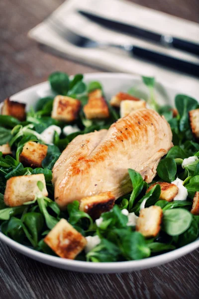 Petto Pollo Alla Griglia Con Insalata — Foto Stock