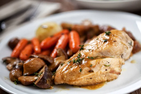 Grilled Chicken Breast Mushrooms Carrots — Stock Photo, Image