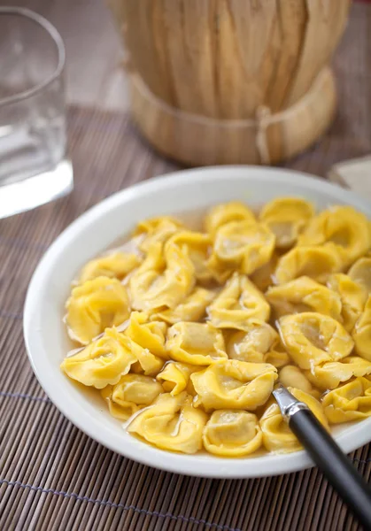 Tortellini Dans Bouillon Sur Une Assiette — Photo