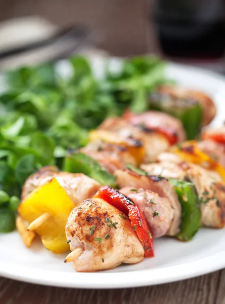 Brochette Poulet Avec Salade — Photo