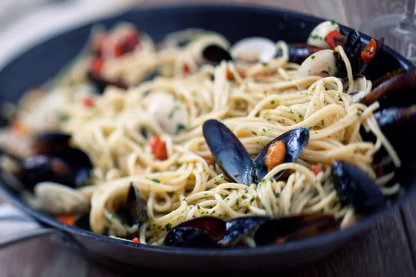 Spaghetti Mit Meeresfrüchten Der Pfanne — Stockfoto