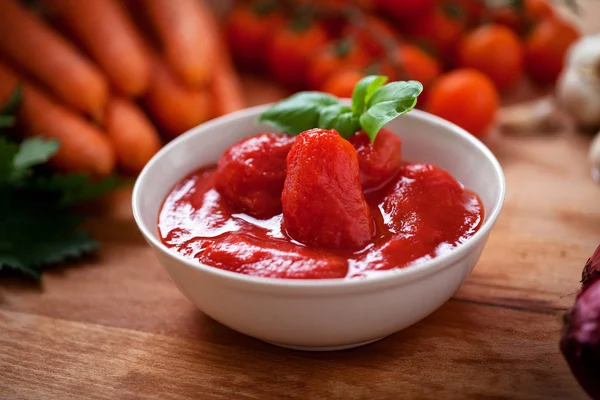 Tomates Pelées Sur Une Assiette — Photo
