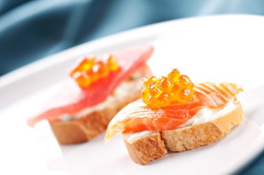 Somon Kanepeleri Krem peynirli baget ekmeğinde