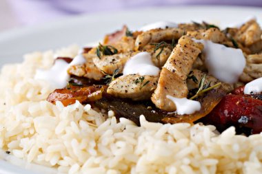 Pilav ve sebzeli ızgara tavuk.