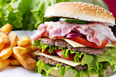 Tabakta taze hamburger.