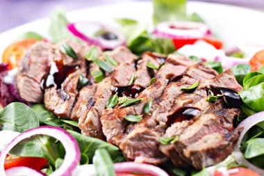 Biftek ve salata.