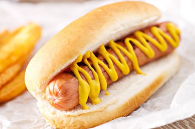 Hotdog ve birayla patates kızartması.