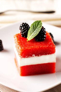 Lezzetli taze meyveli Panna Cotta..
