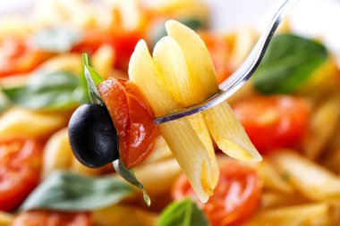 Taze domates ve fesleğenli makarna.