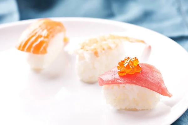 Sushi Fresco Uma Chapa — Fotografia de Stock