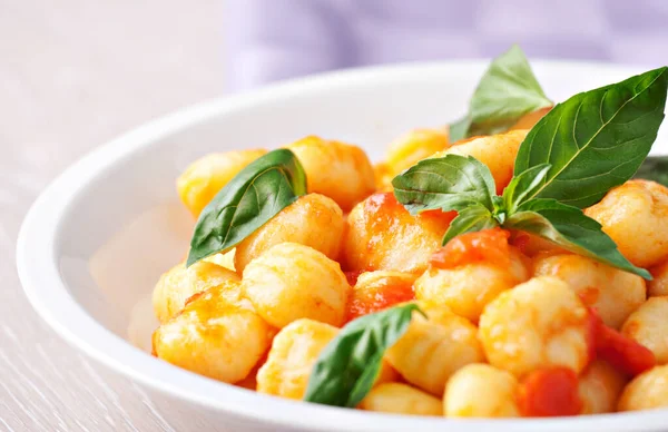 Gnocchi Mit Tomatenmozzarella Und Basilikum — Stockfoto