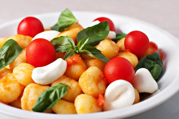 Gnocchi Con Mozzarella Tomate Albahaca —  Fotos de Stock
