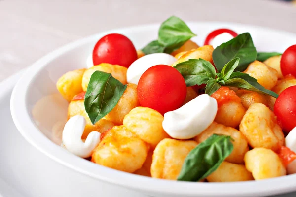 Gnocchi Con Mozzarella Tomate Albahaca —  Fotos de Stock