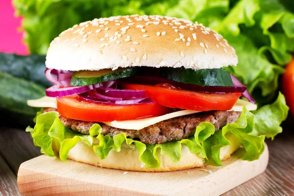 Frischer Hamburger Auf Dem Teller — Stockfoto