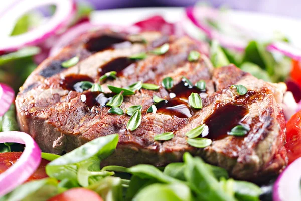 Rinderfilet Mit Salat — Stockfoto