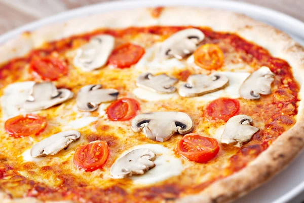 盘子里放蘑菇的披萨 — 图库照片