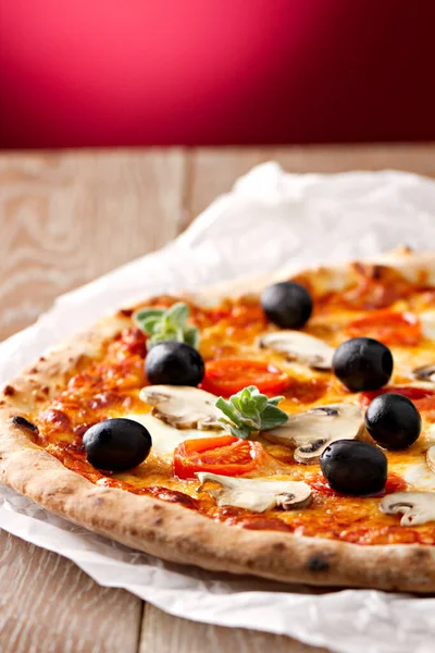 Pizza Com Azeitonas Cogumelos — Fotografia de Stock