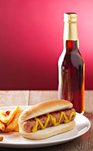 Hotdog Batatas Fritas Com Uma Cerveja — Fotografia de Stock