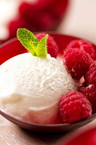 新鮮なラズベリーのアイスクリーム — ストック写真