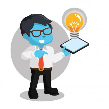 Mavi işadamı ampul görüntüleme telefon tutarak